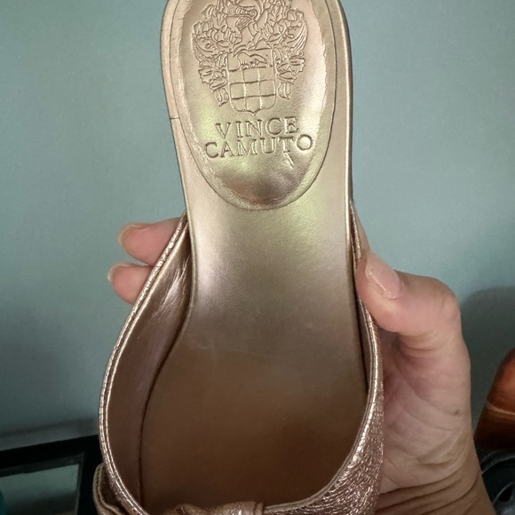 Vince Camuto gold leather sandals ( Never worn ) - Picture 5 of 5